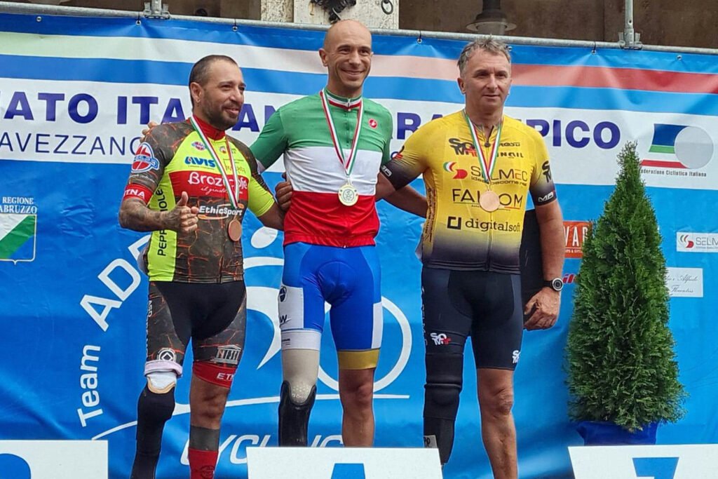 Mirko Pini sul podio ad Avezzano con la maglia di campione italiano: il bresciano ha vinto due titoli tricolori di paraciclismo nella categoria MC3