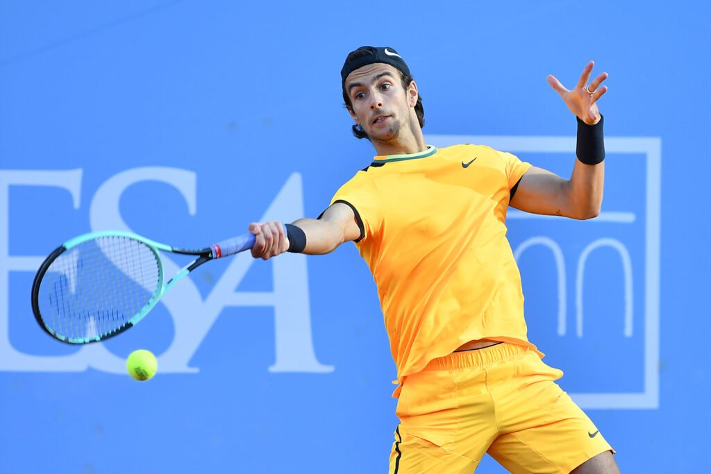 Lorenzo Musetti, 22 anni da Carrara, ha superato il primo turno al Piemonte Open Intesa Sanpaolo battendo David Goffin (foto Francesco Panunzio)