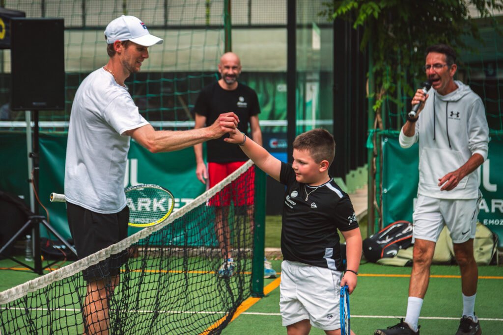 Andreas Seppi sui campi del Milanino Sporting Club: l'ex numero 18 del mondo è stato protagonista di un week-end ricco di attività (foto Stefano Facchetti)