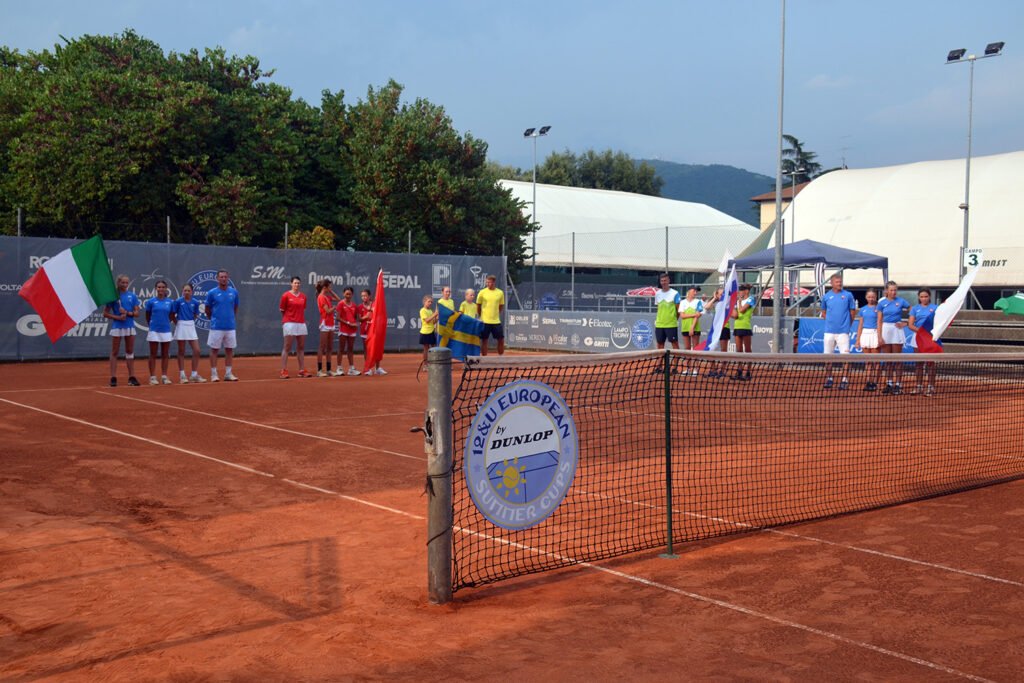 Un'immagine della cerimonia di inaugurazione della Summer Cup by Dunlop al Tennis Forza e Costanza 1911 (foto Omar Baldussi)