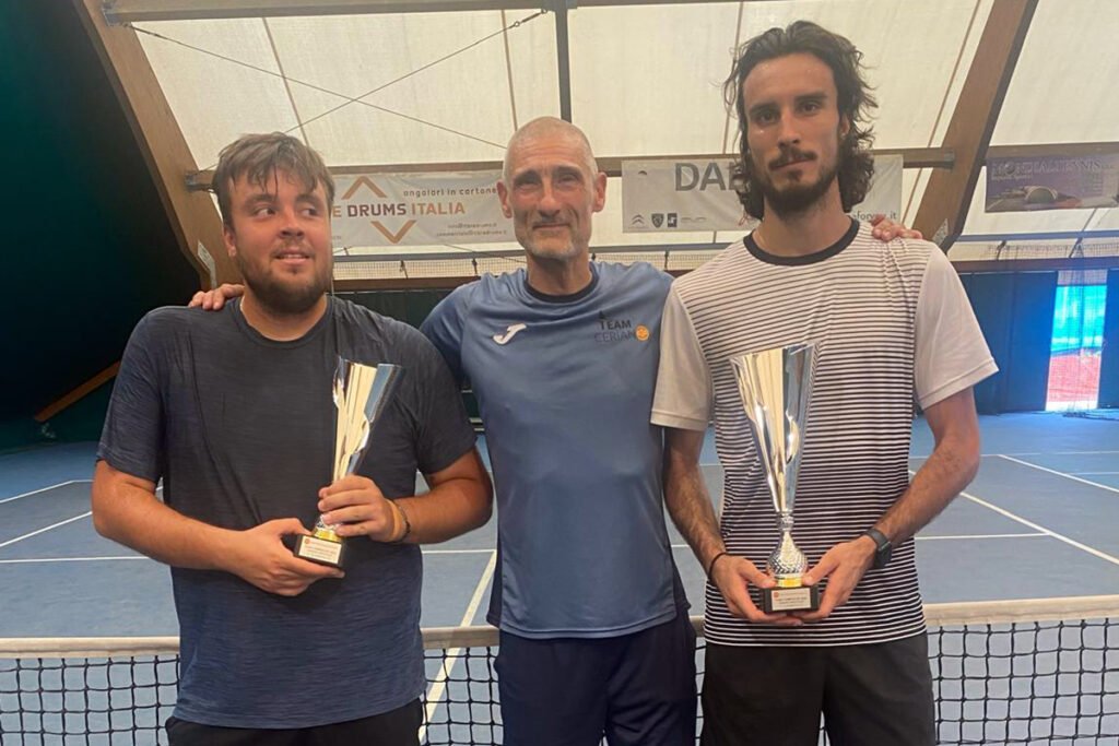 La premiazione maschile dell'Open Campaccio, vinto da Massimiliano De Pasquale (destra) nella finale contro Mattia Rossi