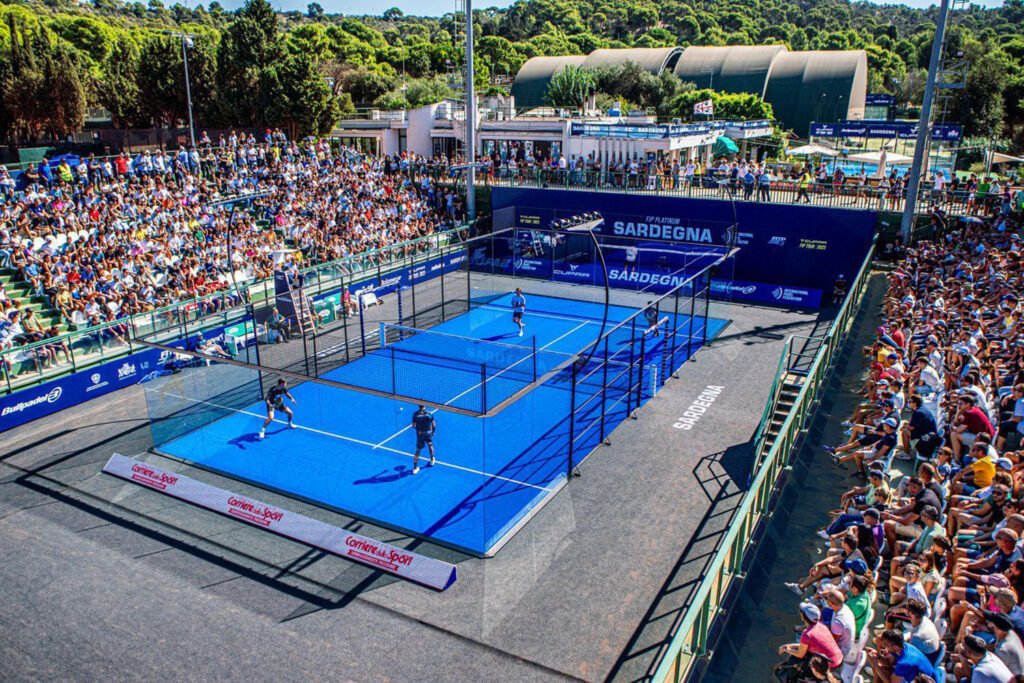 Il campo centrale del Tennis Club Cagliari "vestito" da padel: questa settimana ospita un torneo FIP Platinum, la prossima i Campionati Europei