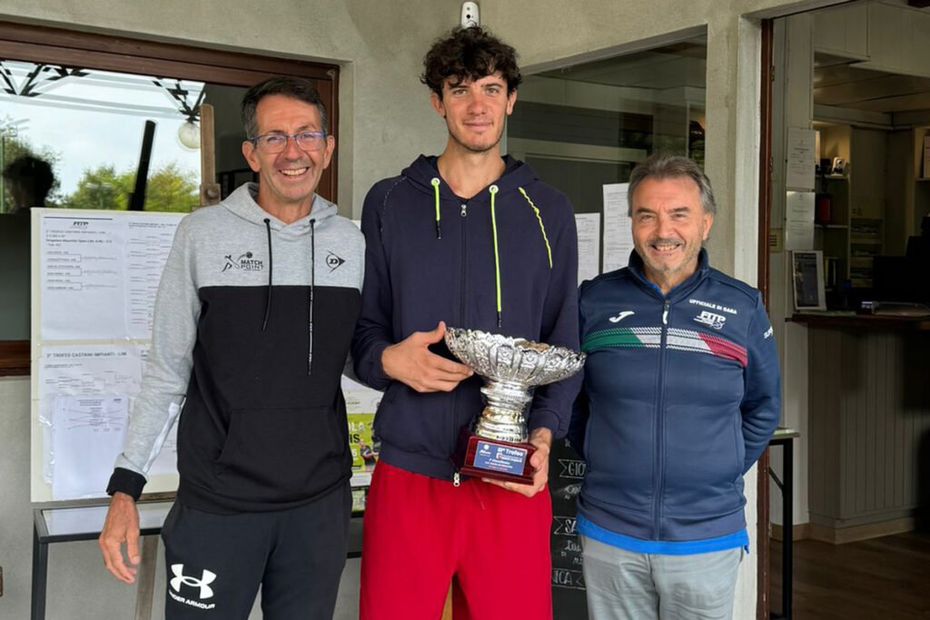 La premiazione del vincitore maschile del Trofeo Castrini Impianti. Da sinistra: Simon Flood (Milanino SC), Umberto Andrea Bonizzoli e Paolo Fedele (giudice arbitro)