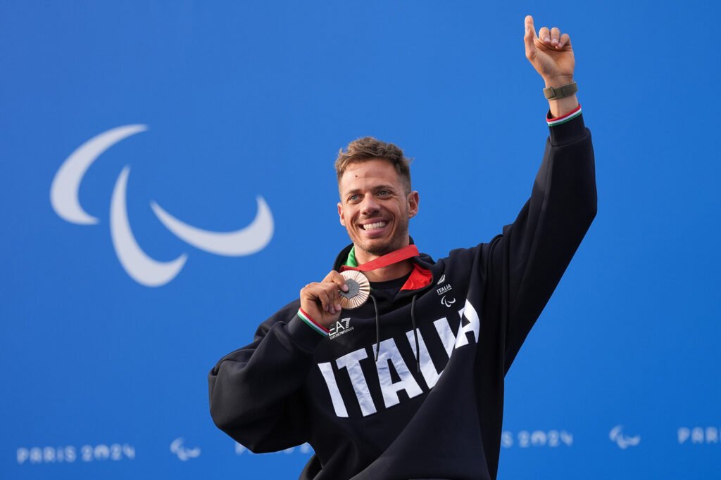 Mirko Testa con la medaglia di bronzo conquistata alle Paralimpiadi di Parigi 2024 nella prova su strada dell'handbike categoria H3 (foto Luca Pagliaricci/CIP)