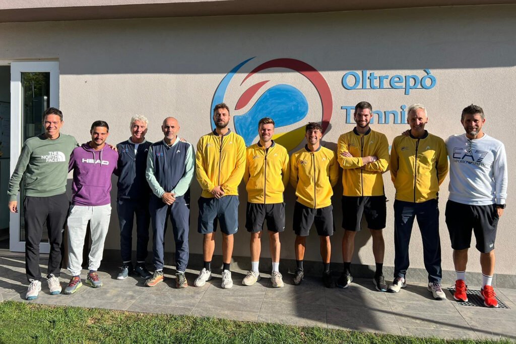 Lo staff dell'Oltrepò Tennis Academy di Codevilla. Da sinistra: Alessandro Preda (mental coach), Eugenio Castellano (coach), Alberto Bovone (direttore tecnico), Massimiliano Baroglio (coach), Lorenzo Chiarlo (preparatore atletico), Marco Tamiello (coach), Vittorio Intorcia (coach), Andrea Munerato (preparatore atletico), Andrea Bruschi (coach), Davide Cassinello (preparatore atletico, consulente)