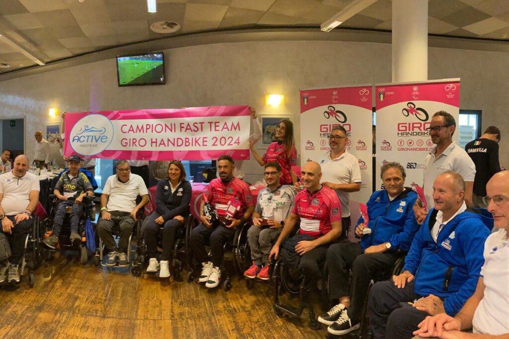 Gli atleti dell'Active Team La Leonessa presenti alla cerimonia conclusiva del Giro Handbike 2024