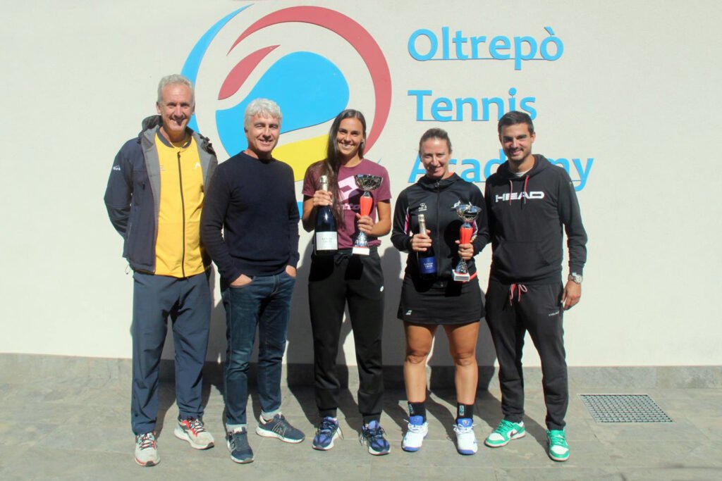 La premiazione del singolare femminile dell'Open BNL dell'Oltrepò Tennis Academy. Da sinistra: Andrea Bruschi (coach OTA), Alberto Bovone (direttore tecnico OTA), Cristiana Ferrando (vincitrice), Federica Di Sarra (finalista), Eugenio Castellano (coach OTA)