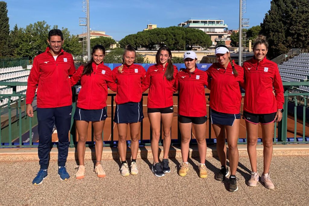 La formazione di Serie A1 del Tennis Club Cagliari. Da sinistra: Martin Vassallo Arguello (cap.), Barbara Dessolis, Alessandra Mazzola, Marcella Dessolis, Beatrice Zucca, Jessica Bouzas Maneiro, Carla Lucero (vice cap.)