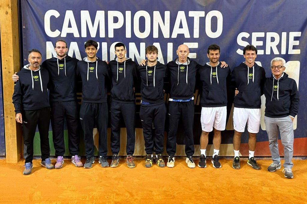 La formazione di Serie A1 del Tennis Club Crema. Da sinistra: Armando Zanotti (cap.), Samuel Vincent Ruggeri, Leonardo Cattaneo, Luka Mikrut, Lorenzo Bresciani, Fabio Delfini (vice cap.), Riccardo Bonadio, Andrea Arnaboldi e il presidente Stefano Agostino