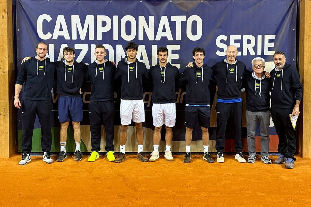 La formazione di Serie A1 del Tennis Club Crema. Da sinistra: Samuel Vincent Ruggeri, Lorenzo Bresciani, Francesco Longhino, Leonardo Cattaneo, Riccardo Bonadio, Andrea Arnaboldi, Fabio Delfini (vice cap.), Stefano Agostino (presidente) e Armando Zanotti (cap.)