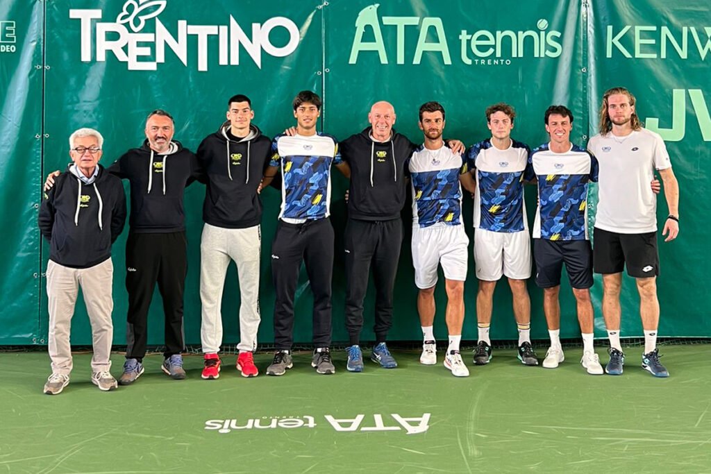 La formazione di Serie A1 del Tennis Club Crema a segno sui campi di Trento. Da sinistra: Stefano Agostino (presidente), Armando Zanotti (cap.), Luka Mikrut, Leonardo Cattaneo, Fabio Delfini (vice cap.), Riccardo Bonadio, Lorenzo Bresciani, Andrea Arnaboldi e Samuel Vincent Ruggeri