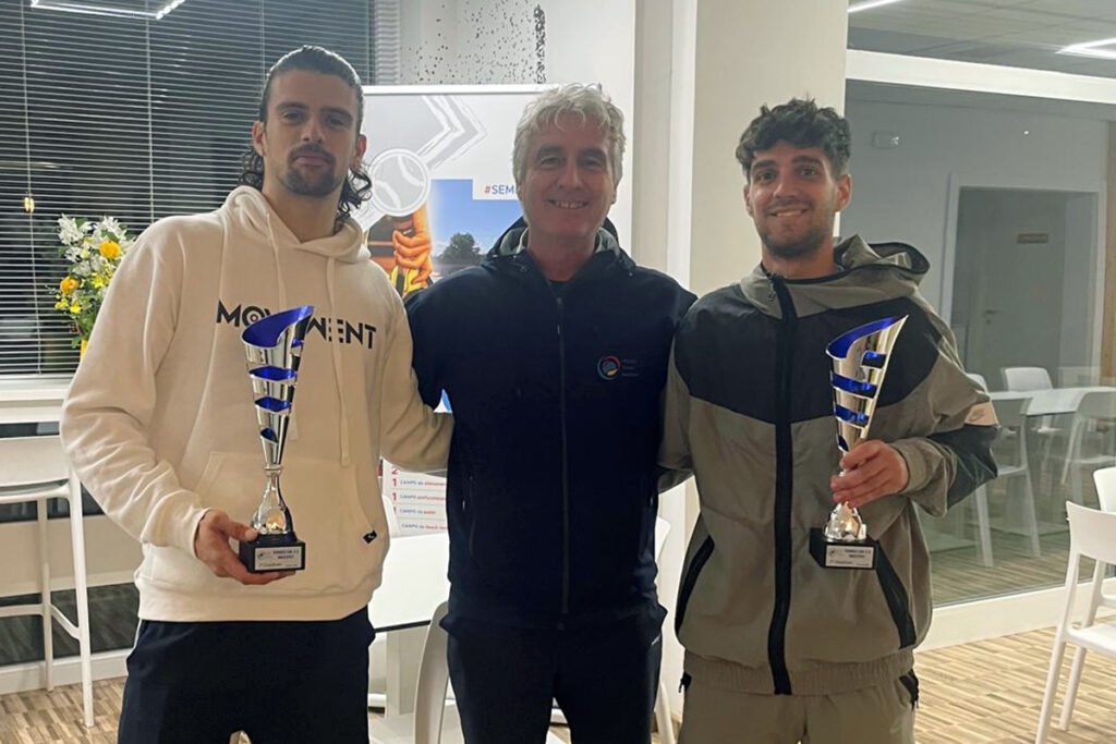 La premiazione dell'Open maschile dell'Oltrepò Tennis Academy. Da sinistra: Gabriele Bosio (vincitore), Alberto Bovone (direttore tecnico) e Giuseppe Corsaro (finalista)