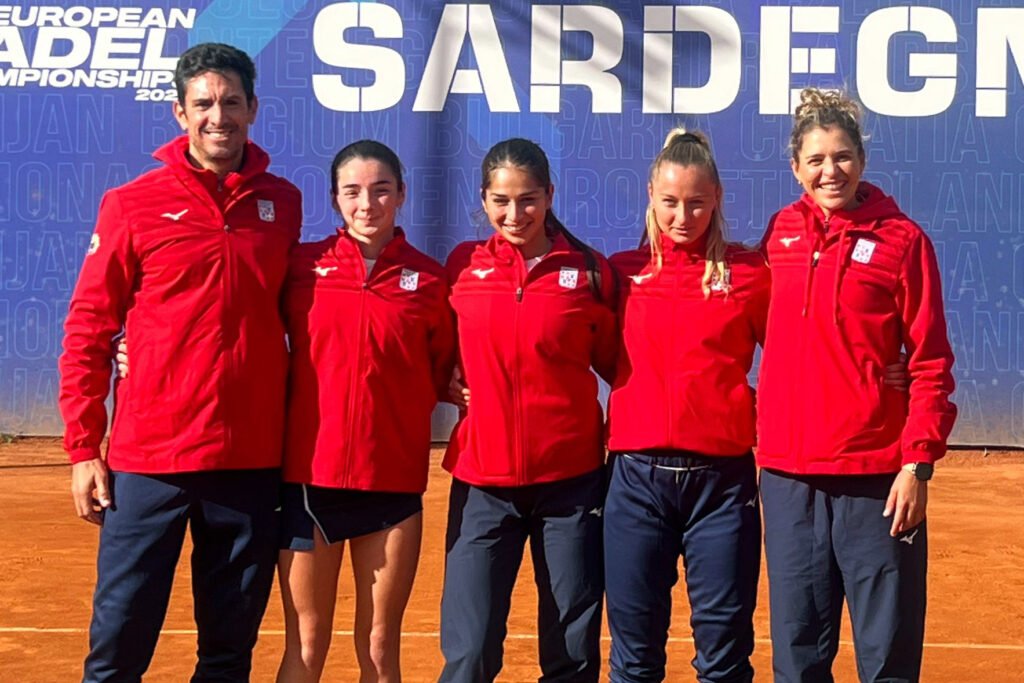 La formazione del Tennis Club Cagliari che si è garantita la permanenza in Serie A1. Da sinistra: Martin Vassallo Arguello (cap.), Marcella Dessolis, Barbara Dessolis, Alessandra Mazzola e Carla Lucero (vice cap.)