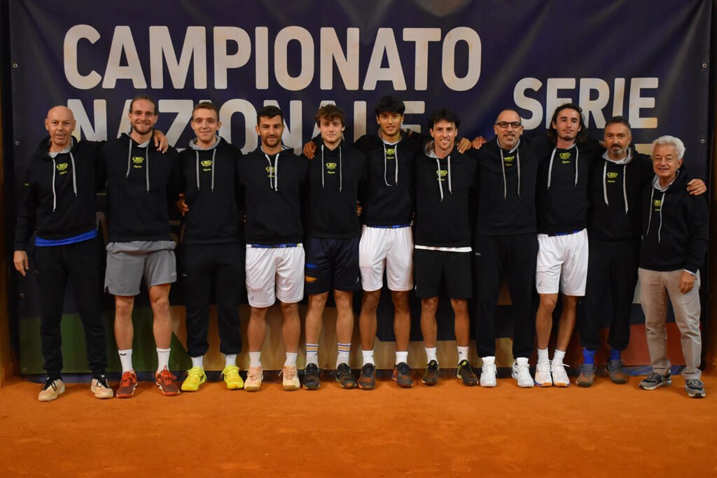 La formazione di Serie A1 del Tennis Club Crema. Da sinistra: Fabio Delfini (vice cap.), Samuel Vincent Ruggeri, Francesco Longhino, Riccardo Bonadio, Lorenzo Bresciani, Leonardo Cattaneo, Andrea Arnaboldi, Alessandro Cè (preparatore atletico), Nicholas David Ionel, Armando Zanotti (cap.) e il presidente Stefano Agostino (foto GAME)