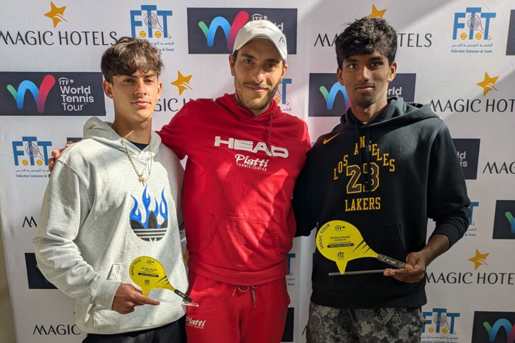 I protagonisti della prima finale "pro" fra due atleti del Piatti Tennis Center, giocata a Monastir. Da sinistra: Lorenzo Carboni (finalista), Michele Ferella (coach che li ha accompagnati in Tunisia) e Manas Dhamne (vincitore)